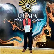 Profesional graduado en licenciaturas especializadas en leyes, com buen manejo de oratoria, análisis de texto y redacción de este.